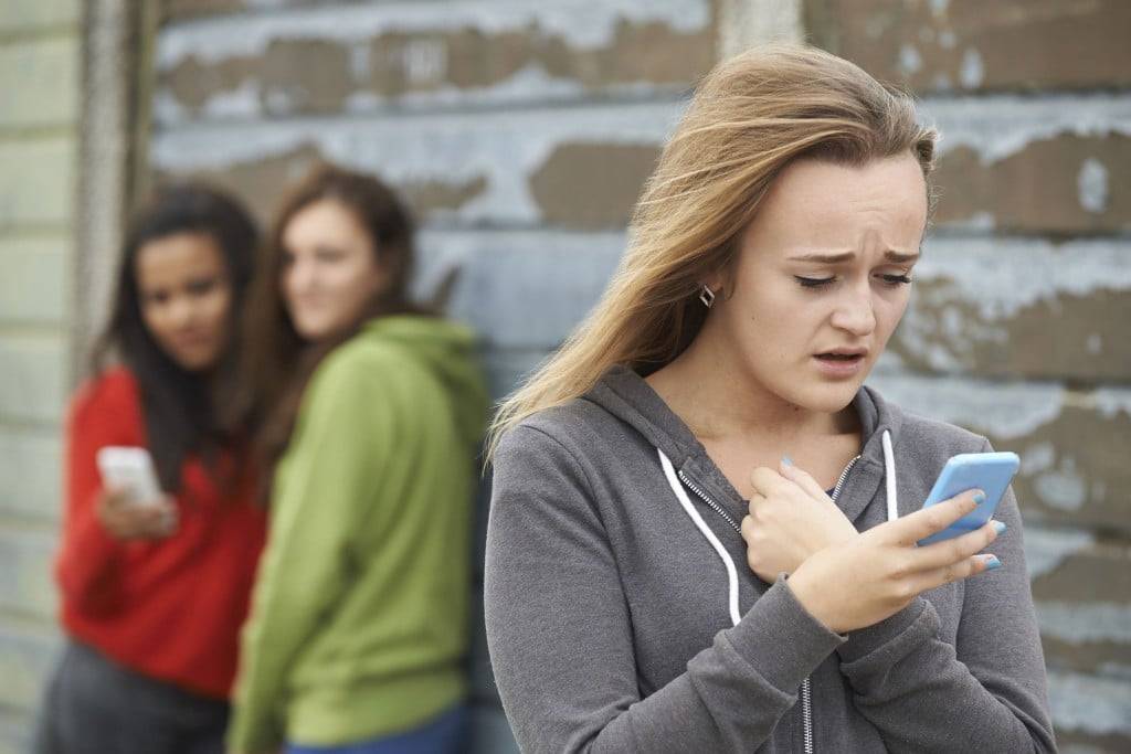 ¿Están relacionados ciberbullying y el bullying o acoso escolar?